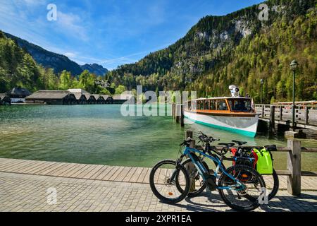 Deux vélos se trouvent à la jetée de Königssee, Schönau, piste cyclable du lac de Constance-Königssee, Berchtesgaden, haute-Bavière, Bavière, Allemagne Banque D'Images