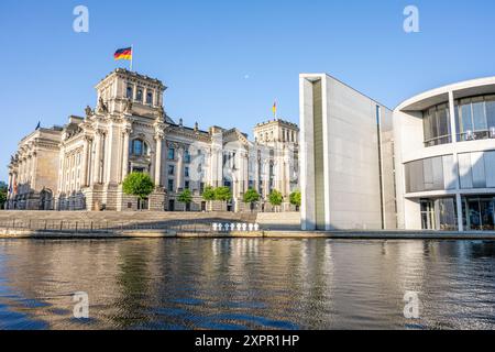 Le Reichstag historique et une partie des bâtiments gouvernementaux modernes sur la rivière Spree à Berlin Banque D'Images