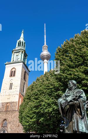 La Marienkirche et la célèbre tour de télévision de l'Alexanderplatz à Berlin Banque D'Images