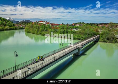 Homme et femme à vélo sur la piste cyclable du lac Constance-Königssee sur le pont Lech vers Füssen, Füssen, Allgäu, Souabe, Bavière, Allemagne Banque D'Images