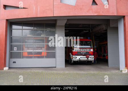 Pressetermin der Koelner Berufsfeuerwehr ueber die Gefahren beim Grillen 07.08.24 07.08.2024, Freizeit, Ungluecke : Pressetermin der Koelner Berufsfeuerwehr, Demonstration der Gefahren beim Grillen im Fuehrungs- und Schulungszentrum in Koeln. Die Einsatzfahrzeuge stehen in den Hallen fuer ihren naechsten Einsatz bereit. Foto : Kirchner-Media/TH *** Evénement de presse du service d'incendie professionnel de Cologne sur les dangers du barbecue 07 08 24 07 08 2024, loisirs, accidents Evénement de presse du service d'incendie professionnel de Cologne, démonstration des dangers du barbecue à la commande et à la formation Banque D'Images