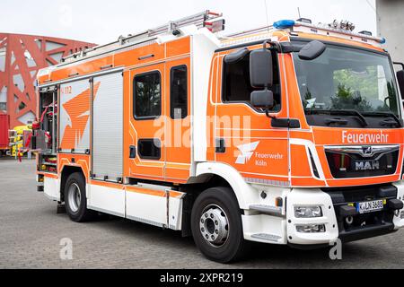 Pressetermin der Koelner Berufsfeuerwehr ueber die Gefahren beim Grillen 07.08.24 07.08.2024, Freizeit, Ungluecke : Pressetermin der Koelner Berufsfeuerwehr, Demonstration der Gefahren beim Grillen im Fuehrungs- und Schulungszentrum in Koeln. Einsatzfahrzeug der Berufsfeuerwehr Koeln. Foto : Kirchner-Media/TH *** Evénement de presse du service d'incendie professionnel de Cologne sur les dangers du barbecue 07 08 24 07 08 2024, loisirs, accidents Evénement de presse du service d'incendie professionnel de Cologne, démonstration des dangers du barbecue au centre de commandement et de formation de Cologne veh d'urgence Banque D'Images