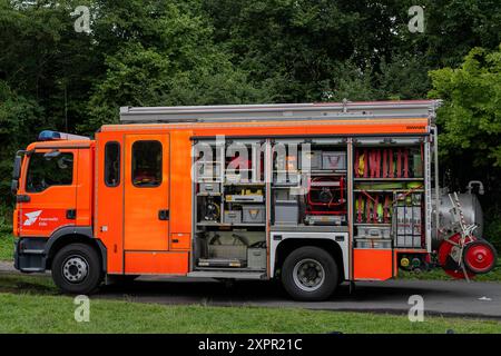 Pressetermin der Koelner Berufsfeuerwehr ueber die Gefahren beim Grillen 07.08.24 07.08.2024, Freizeit, Ungluecke : Pressetermin der Koelner Berufsfeuerwehr, Demonstration der Gefahren beim Grillen im Fuehrungs- und Schulungszentrum in Koeln. Blick auf die Ausruestung in einem Einsatzfahrzeug. Foto : Kirchner-Media/TH *** Evénement de presse du service d'incendie professionnel de Cologne sur les dangers du barbecue 07 08 24 07 08 2024, loisirs, accidents Evénement de presse du service d'incendie professionnel de Cologne, démonstration des dangers du barbecue au centre de commandement et de formation de Cologne vue de Banque D'Images