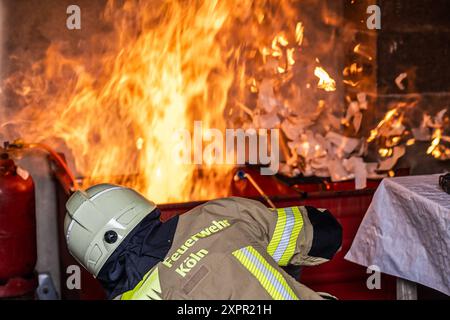 Pressetermin der Koelner Berufsfeuerwehr ueber die Gefahren beim Grillen 07.08.24 07.08.2024, Freizeit, Ungluecke : Pressetermin der Koelner Berufsfeuerwehr, Demonstration der Gefahren beim Grillen im Fuehrungs- und Schulungszentrum in Koeln. Démonstration einer moeglichen Gasexplosion. Foto : Kirchner-Media/TH *** Evénement de presse du service d'incendie professionnel de Cologne sur les dangers du barbecue 07 08 24 07 08 2024, loisirs, accidents Evénement de presse du service d'incendie professionnel de Cologne, démonstration des dangers du barbecue au centre de commandement et de formation de Cologne Demonstrati Banque D'Images