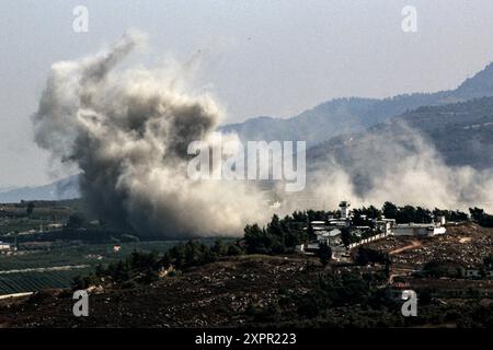 Kfarkela, Liban. 07 août 2024. De fortes fumées s'échappent à la suite d'une frappe aérienne israélienne sur le village frontalier de Kfarkela, au sud du Liban. Crédit : STR/dpa/Alamy Live News Banque D'Images