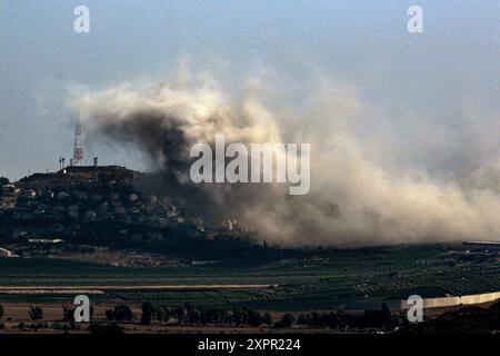 Kfarkela, Liban. 07 août 2024. De fortes fumées s'échappent à la suite d'une frappe aérienne israélienne sur le village frontalier de Kfarkela, au sud du Liban. Crédit : STR/dpa/Alamy Live News Banque D'Images