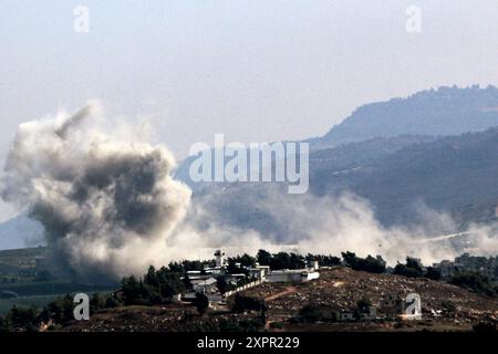 Kfarkela, Liban. 07 août 2024. De fortes fumées s'échappent à la suite d'une frappe aérienne israélienne sur le village frontalier de Kfarkela, au sud du Liban. Crédit : STR/dpa/Alamy Live News Banque D'Images