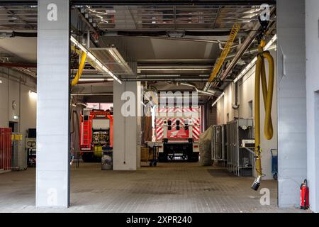 Pressetermin der Koelner Berufsfeuerwehr ueber die Gefahren beim Grillen 07.08.24 07.08.2024, Freizeit, Ungluecke : Pressetermin der Koelner Berufsfeuerwehr, Demonstration der Gefahren beim Grillen im Fuehrungs- und Schulungszentrum in Koeln. Blick in eine Fahrzeughalle. Foto : Kirchner-Media/TH *** Evénement de presse du service d'incendie professionnel de Cologne sur les dangers du barbecue 07 08 24 07 08 2024, loisirs, accidents Evénement de presse du service d'incendie professionnel de Cologne, démonstration des dangers du barbecue au centre de commandement et de formation de Cologne vue dans un hall de véhicules Ph Banque D'Images