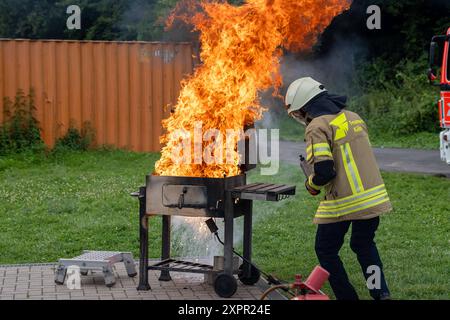 Pressetermin der Koelner Berufsfeuerwehr ueber die Gefahren beim Grillen 07.08.24 07.08.2024, Freizeit, Ungluecke : Pressetermin der Koelner Berufsfeuerwehr, Demonstration der Gefahren beim Grillen im Fuehrungs- und Schulungszentrum in Koeln. Entstehung eines Feuers BEI einer Fettverbrennung. Foto : Kirchner-Media/TH *** Evénement de presse du service d'incendie professionnel de Cologne sur les dangers du barbecue 07 08 24 07 08 2024, loisirs, accidents Evénement de presse du service d'incendie professionnel de Cologne, démonstration des dangers du barbecue au centre de commandement et de formation de Cologne Devel Banque D'Images