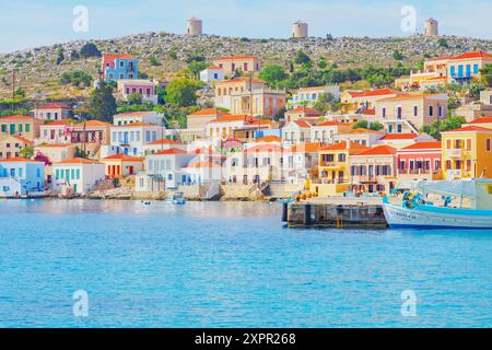 Emborio port front de mer, île de Halki, îles du Dodécanèse, Grèce Banque D'Images