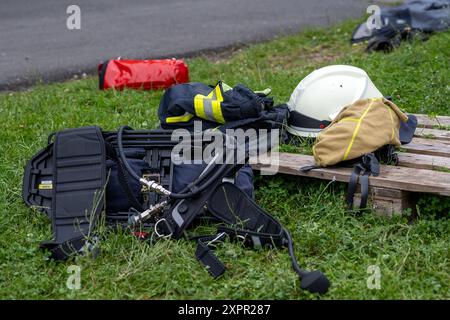 Pressetermin der Koelner Berufsfeuerwehr ueber die Gefahren beim Grillen 07.08.24 07.08.2024, Freizeit, Ungluecke : Pressetermin der Koelner Berufsfeuerwehr, Demonstration der Gefahren beim Grillen im Fuehrungs- und Schulungszentrum in Koeln. Bekleidung und Ausruestung eines Feuerwehrmannes. Foto : Kirchner-Media/TH *** Evénement de presse du service d'incendie professionnel de Cologne sur les dangers du barbecue 07 08 24 07 08 2024, loisirs, accidents Evénement de presse du service d'incendie professionnel de Cologne, démonstration des dangers du barbecue au centre de commandement et de formation de Cologne Clothi Banque D'Images