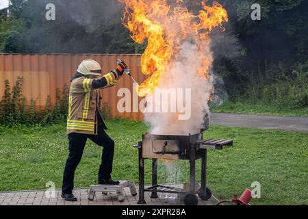 Pressetermin der Koelner Berufsfeuerwehr ueber die Gefahren beim Grillen 07.08.24 07.08.2024, Freizeit, Ungluecke : Pressetermin der Koelner Berufsfeuerwehr, Demonstration der Gefahren beim Grillen im Fuehrungs- und Schulungszentrum in Koeln. Versuch das Feuer einer Fettverbrennung mit Wasser zu loeschen.. Foto : Kirchner-Media/TH *** Evénement de presse du service d'incendie professionnel de Cologne sur les dangers du barbecue 07 08 24 07 08 2024, loisirs, accidents Evénement de presse du service d'incendie professionnel de Cologne, démonstration des dangers du barbecue au centre de commandement et de formation Banque D'Images