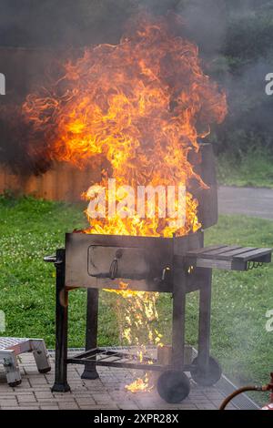 Pressetermin der Koelner Berufsfeuerwehr ueber die Gefahren beim Grillen 07.08.24 07.08.2024, Freizeit, Ungluecke : Pressetermin der Koelner Berufsfeuerwehr, Demonstration der Gefahren beim Grillen im Fuehrungs- und Schulungszentrum in Koeln. Entstehung eines Feuers BEI einer Fettverbrennung. Foto : Kirchner-Media/TH *** Evénement de presse du service d'incendie professionnel de Cologne sur les dangers du barbecue 07 08 24 07 08 2024, loisirs, accidents Evénement de presse du service d'incendie professionnel de Cologne, démonstration des dangers du barbecue au centre de commandement et de formation de Cologne Devel Banque D'Images