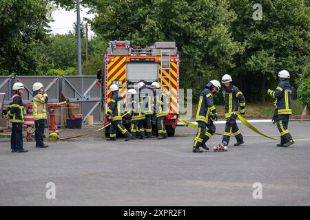 Pressetermin der Koelner Berufsfeuerwehr ueber die Gefahren beim Grillen 07.08.24 07.08.2024, Freizeit, Ungluecke : Pressetermin der Koelner Berufsfeuerwehr, Demonstration der Gefahren beim Grillen im Fuehrungs- und Schulungszentrum in Koeln. Uebungsablauf der Berufsfeuerwehr. Foto : Kirchner-Media/TH *** Evénement de presse du service d'incendie professionnel de Cologne sur les dangers du barbecue 07 08 24 07 08 2024, loisirs, accidents Evénement de presse du service d'incendie professionnel de Cologne, démonstration des dangers du barbecue au centre de commandement et de formation de Cologne procédure d'exercice de Banque D'Images