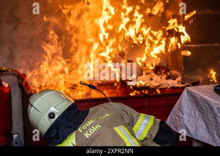 Pressetermin der Koelner Berufsfeuerwehr ueber die Gefahren beim Grillen 07.08.24 07.08.2024, Freizeit, Ungluecke : Pressetermin der Koelner Berufsfeuerwehr, Demonstration der Gefahren beim Grillen im Fuehrungs- und Schulungszentrum in Koeln. Démonstration einer moeglichen Gasexplosion. Foto : Kirchner-Media/TH *** Evénement de presse du service d'incendie professionnel de Cologne sur les dangers du barbecue 07 08 24 07 08 2024, loisirs, accidents Evénement de presse du service d'incendie professionnel de Cologne, démonstration des dangers du barbecue au centre de commandement et de formation de Cologne Demonstrati Banque D'Images