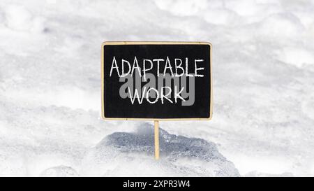 Symbole de travail adaptable. Mots-concepts adaptables sur un beau tableau noir jaune. Beau fond de neige blanc. Concept de travail adaptable aux entreprises. Banque D'Images