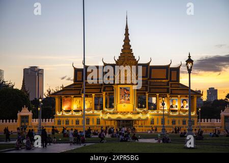 Palais royal au crépuscule, Phnom Penh, Phnom Penh, Cambodge, Asie Banque D'Images