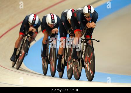 Les Britanniques Ethan Hayter, Daniel Bingham, Charlie Tanfield et Ethan Vernon lors de la finale de la médaille d'or de la poursuite par équipe masculine au Vélodrome national de Saint-Quentin-en-Yvelines, lors de la douzième journée des Jeux Olympiques de Paris 2024 en France. Date de la photo : mercredi 7 août 2024. Banque D'Images