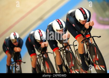 Les Britanniques Ethan Hayter, Daniel Bingham, Charlie Tanfield et Ethan Vernon lors de la finale de la médaille d'or de la poursuite par équipe masculine au Vélodrome national de Saint-Quentin-en-Yvelines, lors de la douzième journée des Jeux Olympiques de Paris 2024 en France. Date de la photo : mercredi 7 août 2024. Banque D'Images