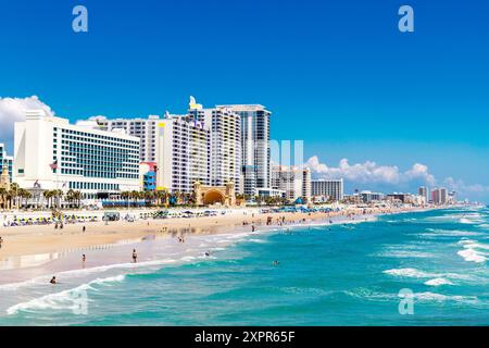 Vue sur les hôtels le long du front de mer et de la plage, Daytona Beach, Floride, États-Unis Banque D'Images