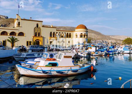 Mairie (Dimarchio) et bateaux de pêche dans le port de Póthia sur l'île de Kalymnos (Kalimnos) en Grèce Banque D'Images