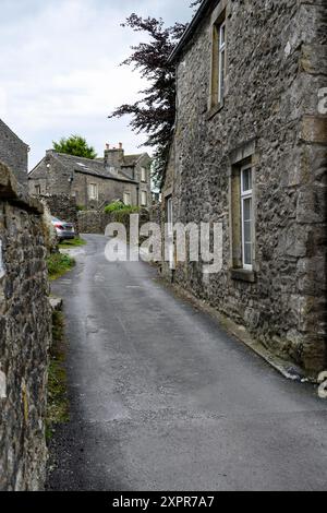 Grassington Yorkshire UK-27 juillet 2024. Chemin étroit à travers des bâtiments en pierre pittoresques dans un village serein, entouré d'une architecture historique. Banque D'Images