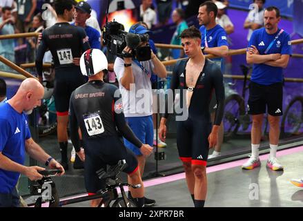 Le Britannique Ethan Vernon apparaît abattu après la finale de la médaille d'or de la poursuite par équipe masculine au Vélodrome national de Saint-Quentin-en-Yvelines, lors de la douzième journée des Jeux Olympiques de Paris 2024 en France. Date de la photo : mercredi 7 août 2024. Banque D'Images