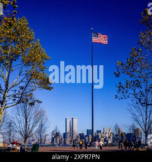 Drapeau des années 1980 drapeau américain, Liberty Island, Manhattan skyline, WTC World Trade Center tours jumelles, avant 9/11/2001, New York, état de NY, NYC, ÉTATS-UNIS, Banque D'Images