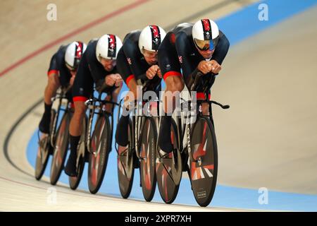 Les Britanniques Ethan Hayter, Daniel Bingham, Charlie Tanfield et Ethan Vernon lors de la finale de la médaille d'or de la poursuite par équipe masculine au Vélodrome national de Saint-Quentin-en-Yvelines, lors de la douzième journée des Jeux Olympiques de Paris 2024 en France. Date de la photo : mercredi 7 août 2024. Banque D'Images