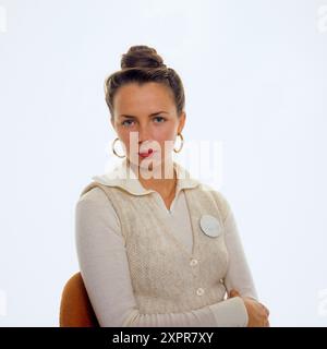 Portrait jeune femme, boucles d'oreilles, chignon de cheveux, Banque D'Images