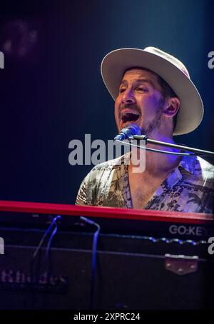 Andy Platts, chanteur et claviériste avec le duo de yacht rock Young Gun Silver Fox de la côte ouest, se produisant sur scène lors d'un concert live Banque D'Images