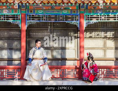 Couple habillé en famille royale dans la Cité interdite à Pékin, en Chine Banque D'Images