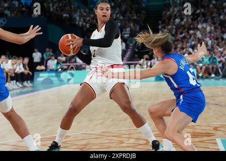 Paris, France. 07 août 2024. Satou Sabally, d'Allemagne (0), cherche une joueuse ouverte alors qu'elle est couverte par Romane Bernies, de France (47), lors d'un match de quarts de finale féminin de basket-ball aux Jeux Olympiques de Paris 2024 à Paris, France, le mercredi 7 août 2024. Photo de Richard Ellis/UPI crédit : UPI/Alamy Live News Banque D'Images