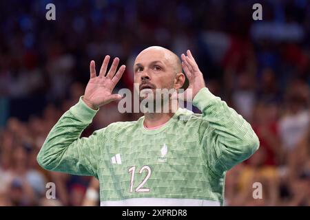 Lille, France. 7 août 2024. Vincent Gérard, gardien de but français, réagit lors du match de quart de finale masculin de handball entre l'Allemagne et la France aux Jeux Olympiques de Paris 2024 à Lille, France, le 7 août 2024. Crédit : Meng Dingbo/Xinhua/Alamy Live News Banque D'Images