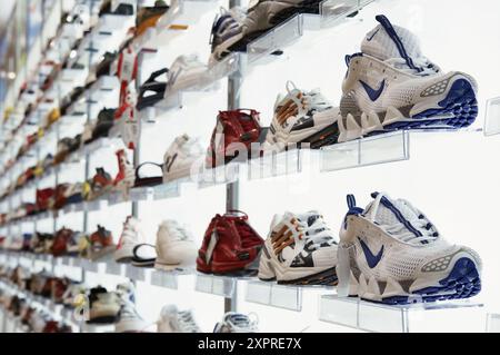 Chaussures de sport en magasin de chaussures, shopping mall Banque D'Images