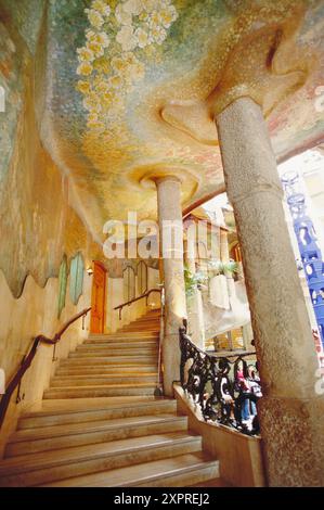 Grand escalier de maison Milà La Pedrera (aka 1906-1912 par Gaudí). Barcelone. Espagne Banque D'Images