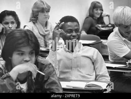 Austin Texas USA, 1986 : groupe ethniquement diversifié d'adolescents dans la classe d'éducation à la santé au lycée public. ©Bob Daemmrich Banque D'Images