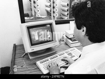 Austin, Texas USA,1990: Saisie de données le greffier saisit des informations dans l'ordinateur au bureau de traitement régional du recensement américain à Austin. ©Bob Daemmrich Banque D'Images