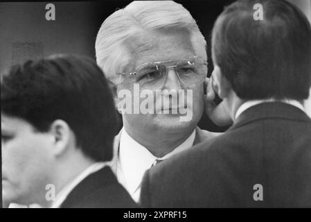 Austin Texas USA, 1991 : le représentant de l'État KIM BRIMER discute des projets de loi avec un collègue à la Chambre des représentants du Texas au Capitole du Texas. ©Bob Daemmrich Banque D'Images