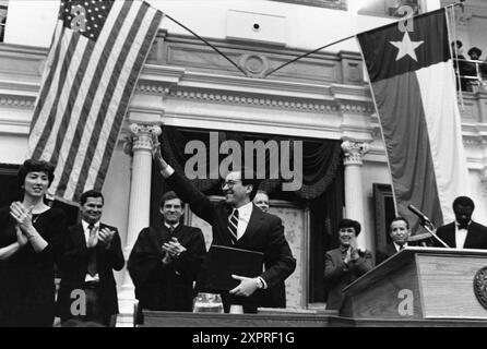 Austin Texas USA, 15 janvier 1991 : Dan Morales est assermenté en tant que procureur général du Texas à l'intérieur de la chambre du Capitole du Texas. ©Bob Daemmrich Banque D'Images