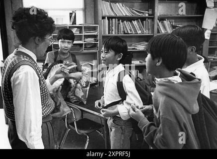 Austin Texas USA, 1993 : un enseignant vietnamien-américain discute avec de jeunes étudiants vietnamiens-américains dans une salle de classe bilingue pour les élèves de la 2e à la 5e année à Walnut Creek Elementary. DOSSIER EP-0388 ©Bob Daemmrich Banque D'Images