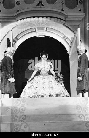 Laredo Texas USA, vers 1993: Une adolescente est présentée au Colonial Pageant debutante ball de la Martha Washington Society. Chaque deb porte une robe élaborée sur mesure, basée sur la mode féminine de l'époque de la guerre d'indépendance américaine. ©Bob Daemmrich Banque D'Images