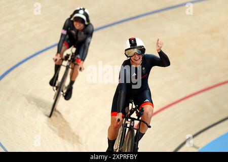 La Grande-Bretagne Elinor Barker célèbre après avoir remporté la finale de la médaille de bronze par équipe féminine au Vélodrome national de Saint-Quentin-en-Yvelines, le douzième jour des Jeux Olympiques de Paris 2024 en France. Date de la photo : mercredi 7 août 2024. Banque D'Images