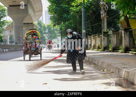 Dhaka, Bangladesh. 7 août 2024. Des étudiants bangladais nettoient les rues et les lieux sur le campus de l'Université de Dhaka à Dhaka, Bangladesh, 7 août 2024. (Crédit image : © Suvra Kanti Das/ZUMA Press Wire) USAGE ÉDITORIAL SEULEMENT! Non destiné à UN USAGE commercial ! Crédit : ZUMA Press, Inc/Alamy Live News Banque D'Images