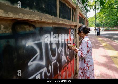 Dhaka, Bangladesh. 7 août 2024. Des étudiants bangladais retirent du texte et des graffitis d'un mur de rue à Dhaka, Bangladesh, le 7 août 2024. (Crédit image : © Suvra Kanti Das/ZUMA Press Wire) USAGE ÉDITORIAL SEULEMENT! Non destiné à UN USAGE commercial ! Crédit : ZUMA Press, Inc/Alamy Live News Banque D'Images