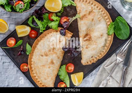 Quesadilla frite à l'air avec boulettes de viande de bœuf, maïs doux et haricots rouges au piment Banque D'Images