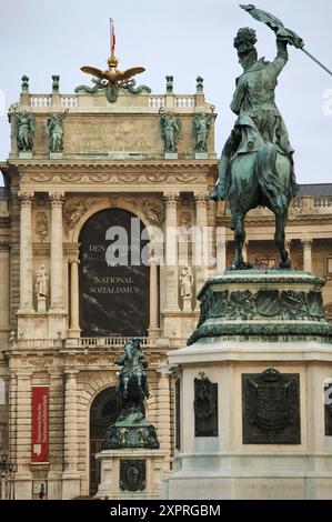 Statues de l'archiduc Charles d'Autriche et du prince Eugène de Savoie devant le palais impérial de la Hofburg vues depuis Heldenplatz, Vienne. Autriche Banque D'Images