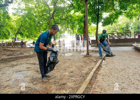 Dhaka, Bangladesh. 7 août 2024. Des étudiants bangladais nettoient les rues et les lieux sur le campus de l'Université de Dhaka à Dhaka, Bangladesh, 7 août 2024. (Crédit image : © Suvra Kanti Das/ZUMA Press Wire) USAGE ÉDITORIAL SEULEMENT! Non destiné à UN USAGE commercial ! Crédit : ZUMA Press, Inc/Alamy Live News Banque D'Images