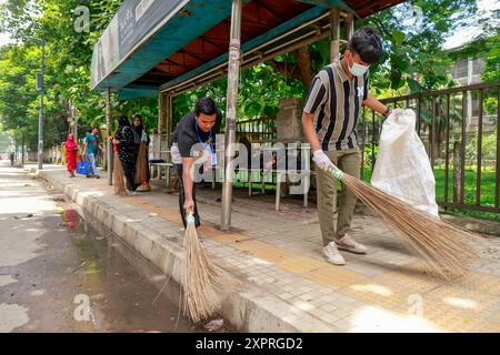 Dhaka, Bangladesh. 7 août 2024. Des étudiants bangladais nettoient les rues et les lieux sur le campus de l'Université de Dhaka à Dhaka, Bangladesh, 7 août 2024. (Crédit image : © Suvra Kanti Das/ZUMA Press Wire) USAGE ÉDITORIAL SEULEMENT! Non destiné à UN USAGE commercial ! Crédit : ZUMA Press, Inc/Alamy Live News Banque D'Images