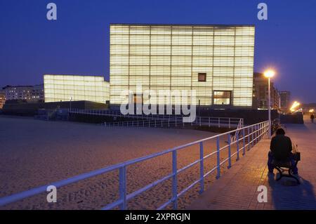 La plage de Zurriola. Centre Kursaal, par Rafael Moneo. San Sebastián. Guipuzcoa. Espagne Banque D'Images
